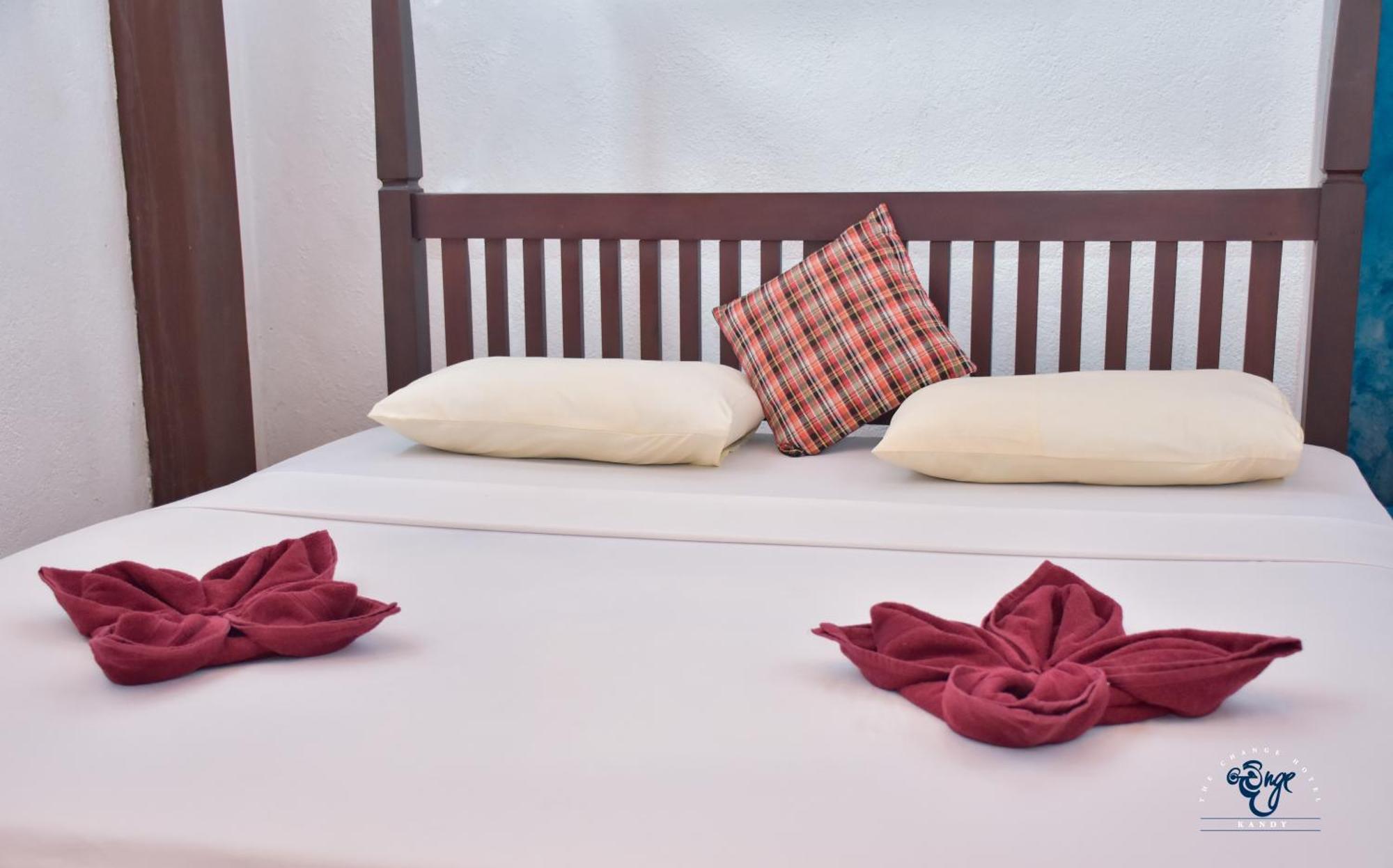 The Change Hotel Kandy Bagian luar foto