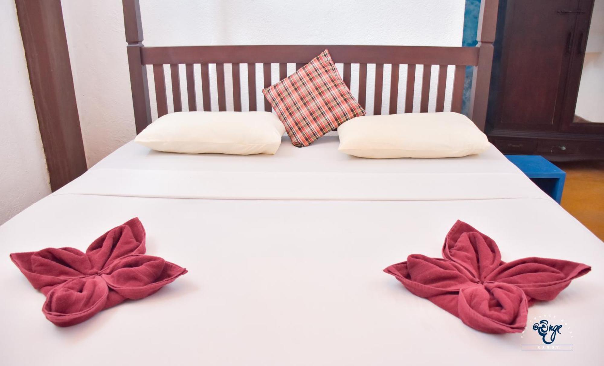 The Change Hotel Kandy Bagian luar foto