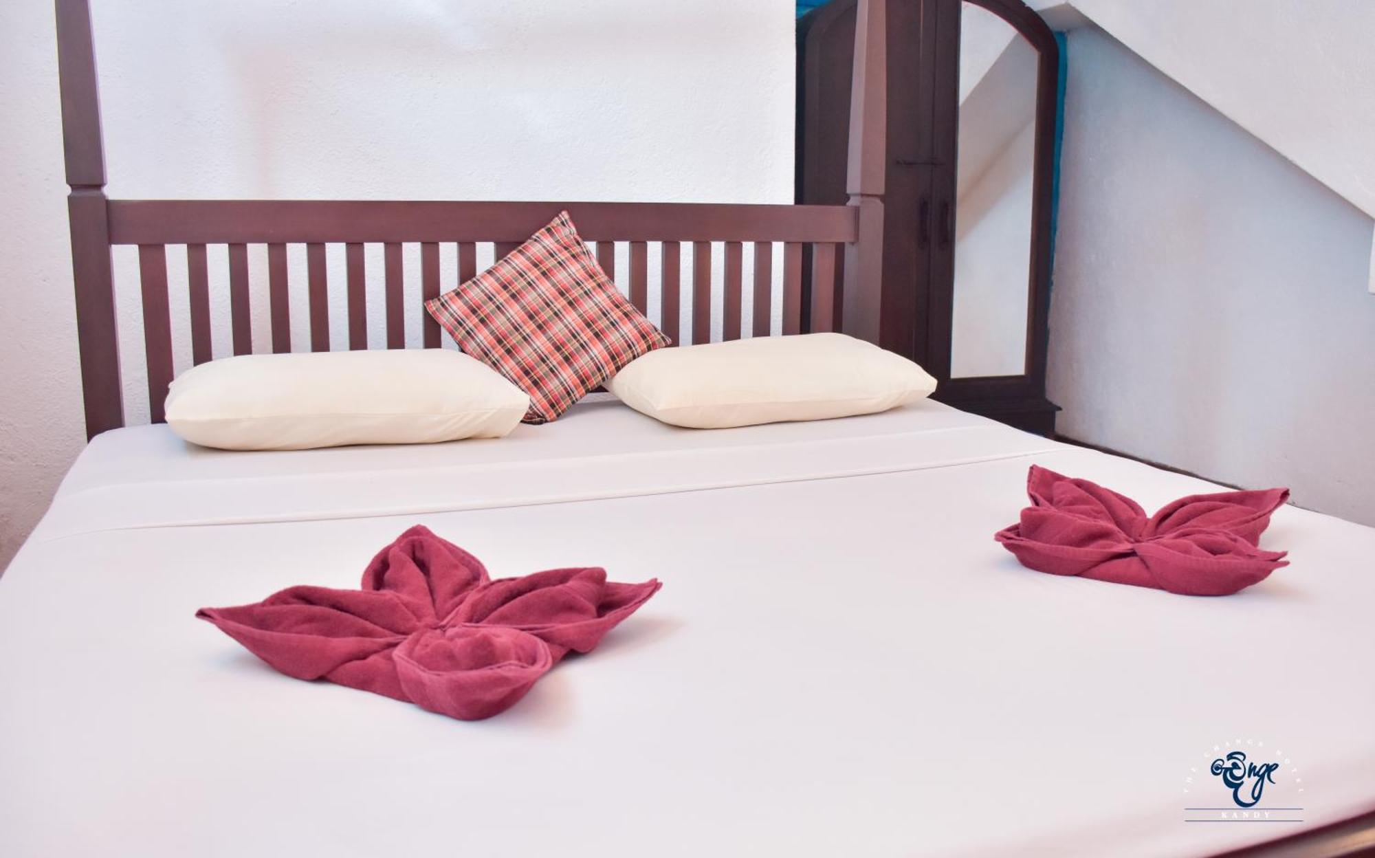 The Change Hotel Kandy Bagian luar foto