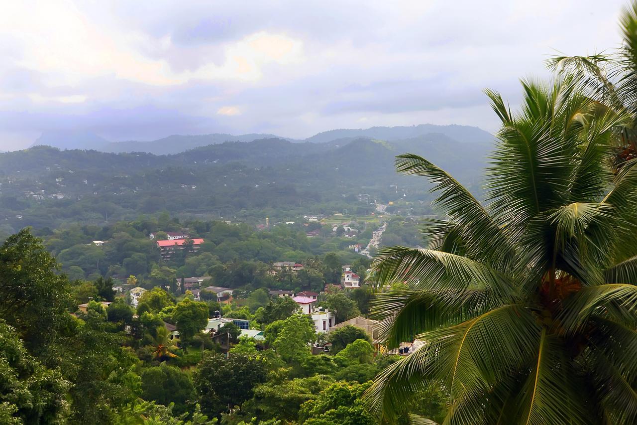 The Change Hotel Kandy Bagian luar foto