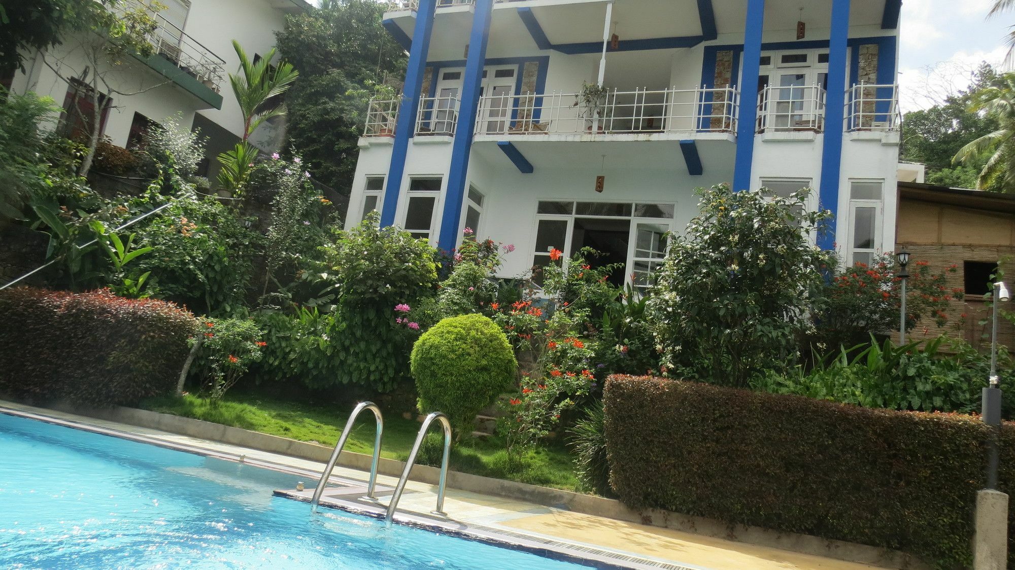 The Change Hotel Kandy Bagian luar foto